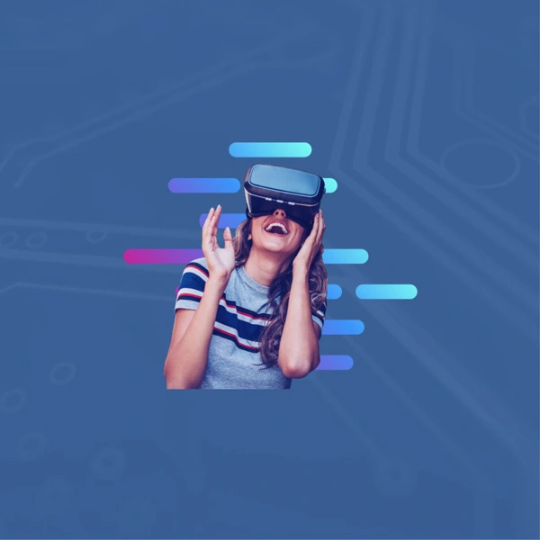 photo d'une femme regardant dans des lunettes vr
